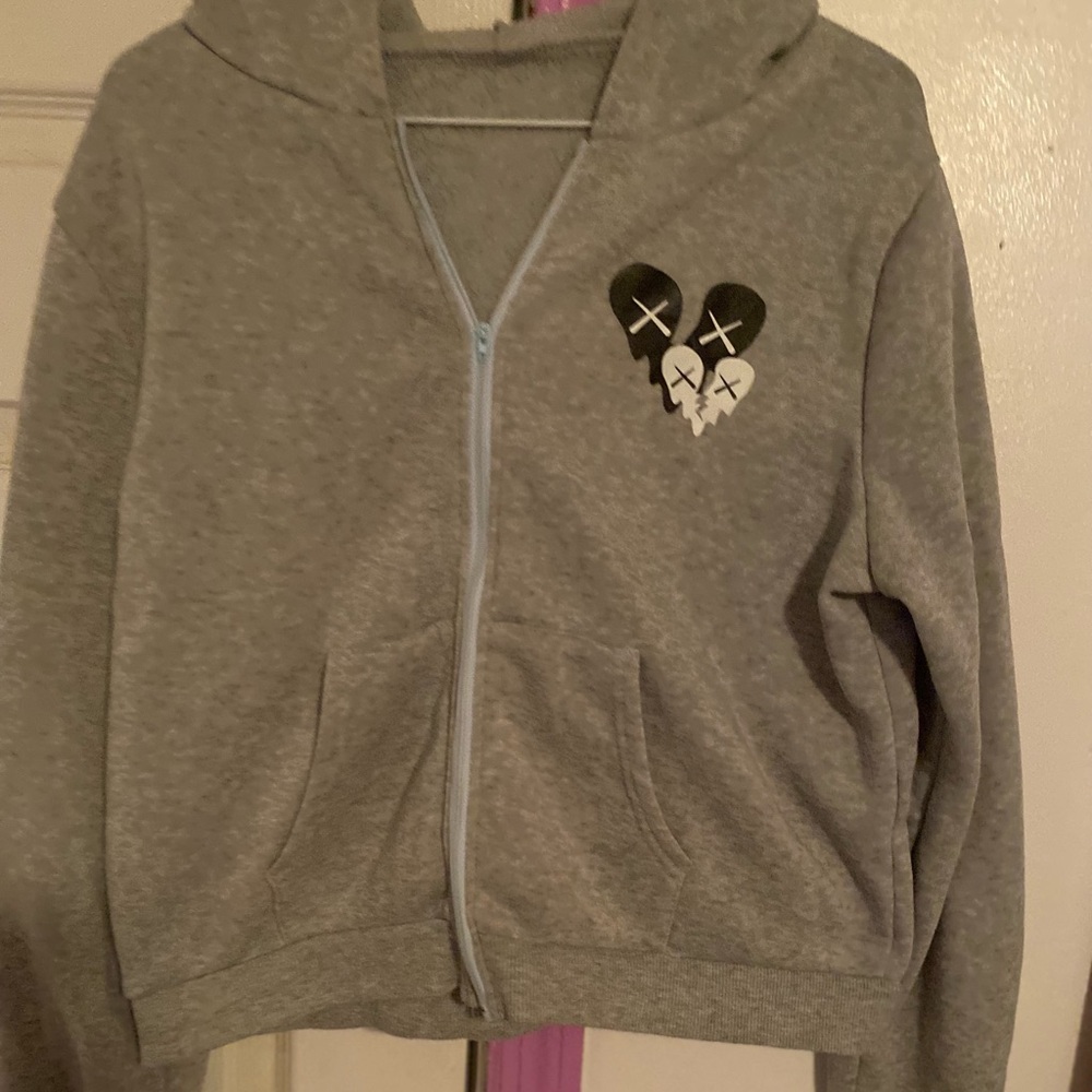 A cute cropped gray hoodie with small graphic deign
